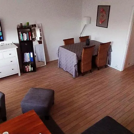 Sunny, Spacious, And Quiet Lägenhet